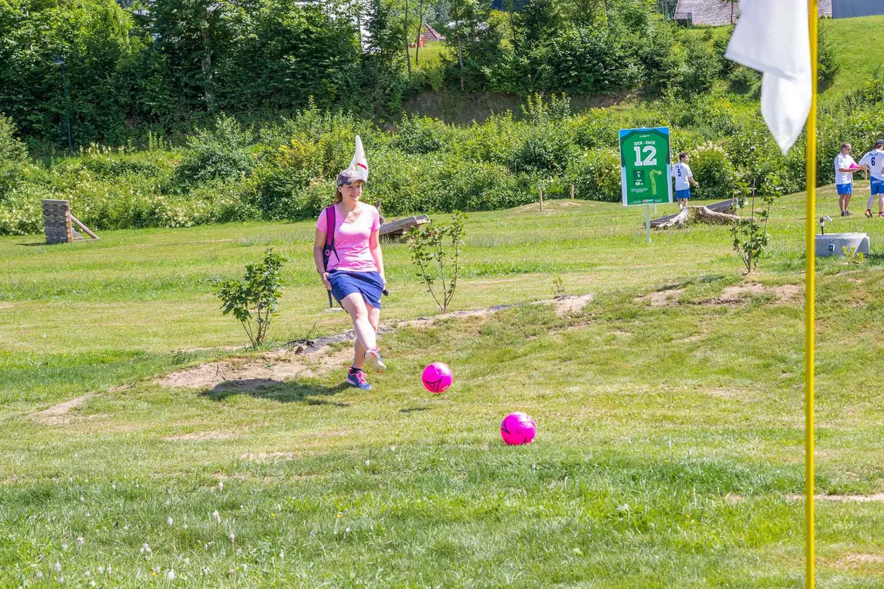 Eine Spielerin kickt den Ball auf Bahn 12 der Kick2Gether-Anlage