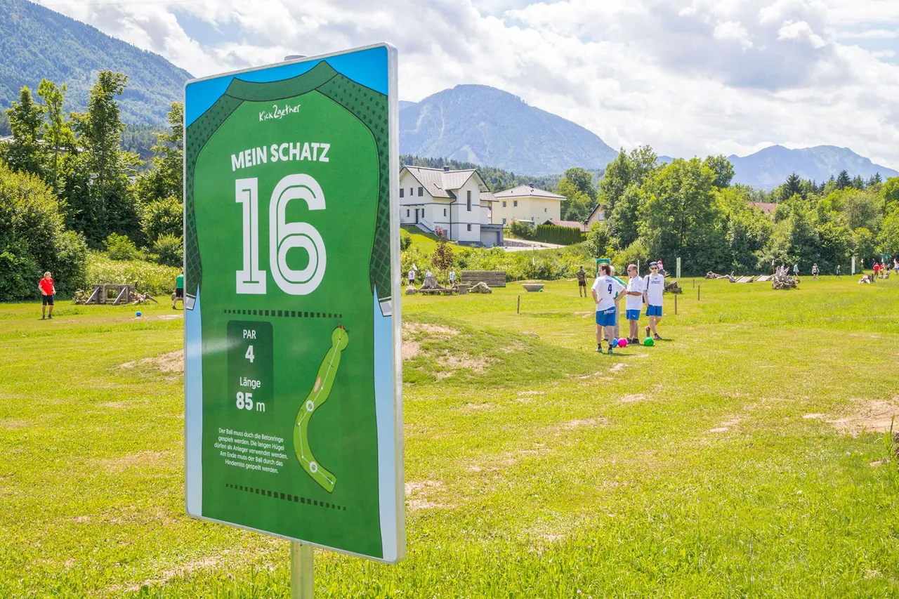 Bahn 16 von Kick2Gether in St. Johann im Rosental mit Blick auf die Berge