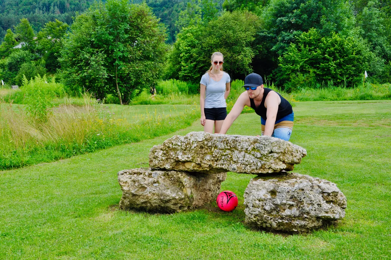 Zwei Spieler an einem Steinhindernis mit pinkem Fußball
